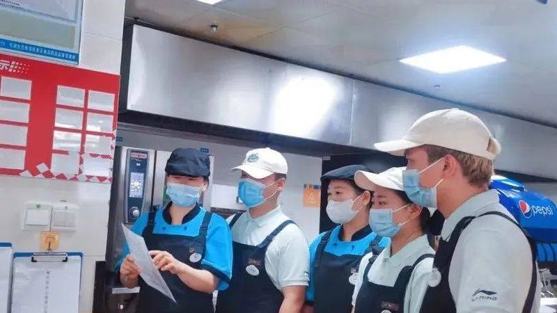 老人吃消化饼干好还是粗粮饼干好？营养成分与功效对比分析